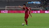 吕文君任意球攻门被人墙挡出 王燊超再加一脚踢飞