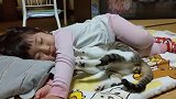 小主人把猫咪抱在怀里睡觉，猫咪懵了！