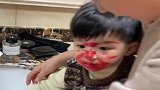 问他为什么要霍霍外婆的化妆品，他说外婆也天天涂！