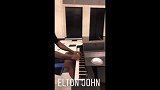 多才多艺 大帝模仿英国摇滚歌手Elton John弹钢琴