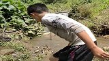 村里发洪水，大鱼都被洪水冲到河沟，表弟顺手一摸就中大货！