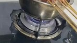 没有烧烤炉怎么烧烤，男子将羊肉串放在铁盆加热