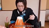 小伙挑战富士山拌饭，吃到一半快哭了，自己点的跪着也得吃完