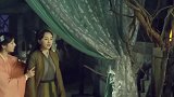 迪丽热巴绿洲大玩烟花棒似仙女，吊带裙衬姣好身材露甜笑