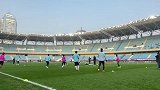 现场-苏宁易购热身准备现“巴萨”式传递  吴曦堪称蓝狮大脑