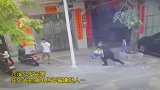 民警正在嫌疑人家蹲守，不巧他正在楼下聊天