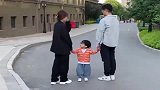 爸妈分别朝两个方向跑，闺女的选择结果却出乎大家的预料