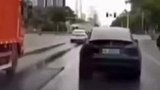 货车漂移 直接停到了对面车道