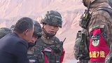 野外训练，维吾尔族老乡为武警官兵送200个自制馕饼，大叔说他儿子也是一名边防军人 民族一家亲