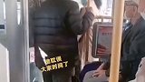 河北秦皇岛公交司机拒载戴脏口罩老人，在一位男子劝说下、男子无奈下车