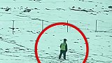 护路员一瘸一拐雪地独行，发现列车后立即笔挺站立敬礼