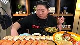 韩国胖妞挑战吃美味生鱼片，满满一桌子，真有钱