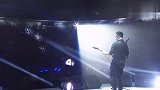 许巍漫步，现场万人大合唱，这吉他手、鼓手应该是世界级的