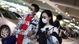 冉莹颖产三胎身材仍似少女 手缠纱布和邹市明机场挽臂