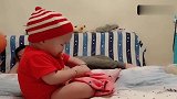 宝妈：非要自己穿衣服，看他嘚瑟熊样