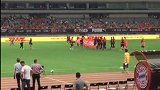 ICC国际冠军杯-17年-中国赛-有完没完！官推调戏完球员来！拜仁球员高举只爱阿森纳横幅绕场感谢！-新闻