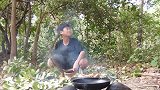 摇头弟荒野油炸鸡头，再蘸上现捣辣酱，吃得好嗨哟