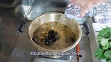 日本小伙处理一堆螃蟹，放进坛子里腌3天，掰开蟹肉拌饭生吃！