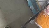 男子上炕取暖，下炕发现裤子粘住温度别太高