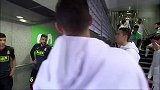 西甲-1617赛季-C罗与球童欢乐击掌 调侃洛佩斯被拍羞涩捂脸-新闻