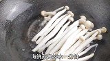 下饭菜来了，家常做法简单又美味，小炒海鲜菇