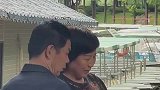 大哥与老伴合影，无故被打了一巴掌