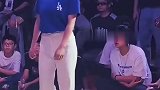 女子超强控制力，演绎机械舞步