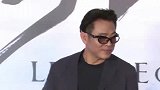 白发显眼！李连杰现身五台山祈福，双手合十表情虔诚