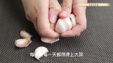 把擀面杖放塑料瓶里，没想到这么厉害，过年家家都能用得上，实用