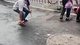 街头遇见这样的人，一定要远离！不买只喷一只鞋
