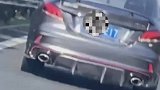 男子拍下前方黑车，后扰流板被吹得快掉下来，这是减少风阻