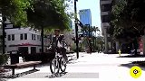 老外发明逆天自行车，能把重力变动力，人越胖骑着越轻松！