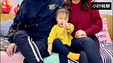 暖宝和爸爸妈妈合照，暖宝的二郎腿翘得没谁了，好可爱的小姑娘