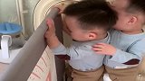 双胞胎兄弟一言不合就干仗，就算妈妈威胁，都没能灭掉他们的气焰