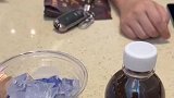 广东江门：男子自创冰广式，凉茶加上冰块，比冰美式还要酸爽