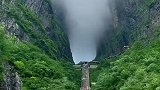 天门洞吐雾，好像神仙快出来了