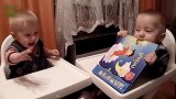 聪明懂事的一对兄妹，哥哥拿着一本画册咬着，太纯真！