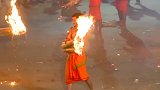 为庆祝“火把节”  印度上百信徒互扔燃烧火把