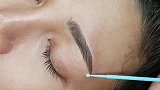 女子做完纹眉后，线条自然又好看，增加不少气质