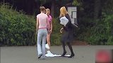 女子开始恶搞路人了，故意将稳健散落一地，路人会如何反应呢？