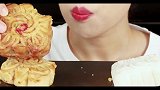 不过年也不过节，小姐姐在如此普通的日子选择吃月饼