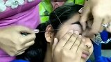 女子体验印度挽面手艺，一个细线就将眉毛和脸上的毛修得干干净净