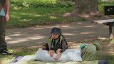 故意让路人以为是踢小孩，导致路人急忙上前阻止