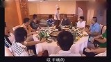 一屋子刚出狱的黑社会，欺负女性不料看见厨师后被厨师吓变怂了！