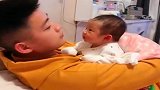 爸爸一回家，小情人就这眼神盯着，妈妈看完都吃醋了！