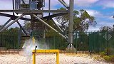 老外45米高空扔50斤铁砧，防弹玻璃可以抗的住拭目以待