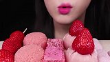 动手吃甜点：吃美味草莓 棉花糖