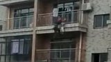 辽宁大连：农民工解救6楼阳台被卡幼童