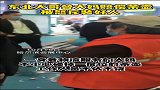 东北大哥替大妈赔偿茶壶，被怒斥装好人！你怎么看？