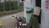四川方言：两老表显摆炫富，大谈筹码，原来身体才是最大的底牌！